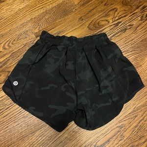 Lululemon hotty hot shorts. Green and Black camp. length 4"